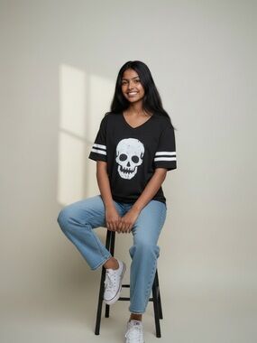Vintage No Boundaries Black Skull V-Neck Varsity Tee Size Junior's XL 15-17
